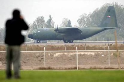 El avión de la Fuerza Aérea Uruguaya, a su llegada ayer a Santiago con los tres militares extraditados.