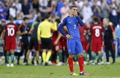 Antoine Griezmann se lamenta después del gol de Eder.