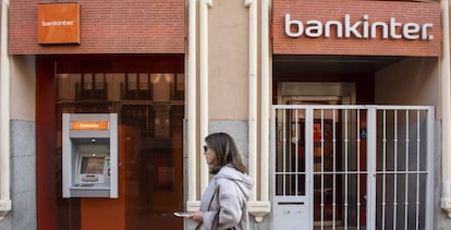 Una mujer pasa por delante de una oficina de Bankinter.