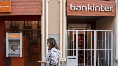 Una mujer pasa por delante de una oficina de Bankinter.