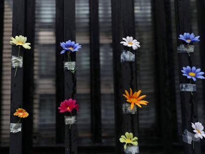 Flores penduradas na entrada de um centro para idosos em Madri. 