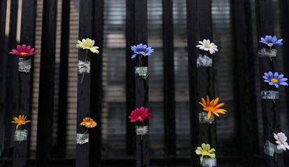 Flores penduradas na entrada de um centro para idosos em Madri. 