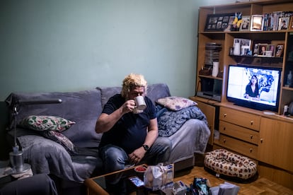 David toma un café con leche en el salón de su piso de Parla, antes de salir a trabajar por la mañana.