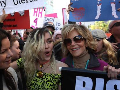 De izquierda a derecha: la actriz Marcia Gay Harden, la actriz y cantate Miley Cyrus y Jane Fonda, en la marcha de las mujeres de Los &Aacute;ngeles el 21 de enero.