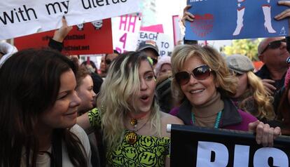 De izquierda a derecha: la actriz Marcia Gay Harden, la actriz y cantate Miley Cyrus y Jane Fonda, en la marcha de las mujeres de Los &Aacute;ngeles el 21 de enero.