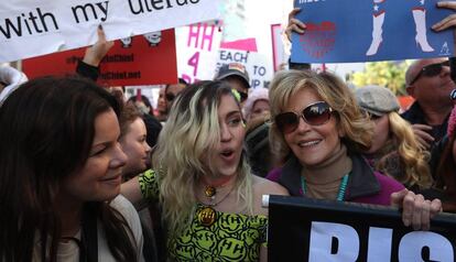 De izquierda a derecha: la actriz Marcia Gay Harden, la actriz y cantate Miley Cyrus y Jane Fonda, en la marcha de las mujeres de Los Ángeles el 21 de enero.