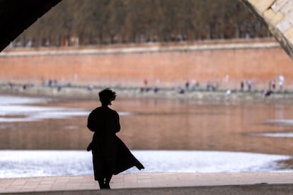 Daria Serenko junto al río Garonne en Toulouse, en marzo de 2023. 