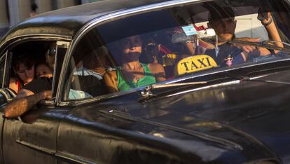 Un taxi abarrotado de pasajeros circula por una calle de La Habana, Cuba. En las últimas semanas se observa un ambiente más relajado y optimista en la isla como resultado de las modestas reformas llevadas a cabo por el presidente Raúl Castro, tras el acuerdo con EEUU para normalizar las relaciones entre ambos países.