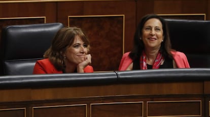 Dolores Delgado junto a Margarita Robles en el Congreso, este miércoles. 