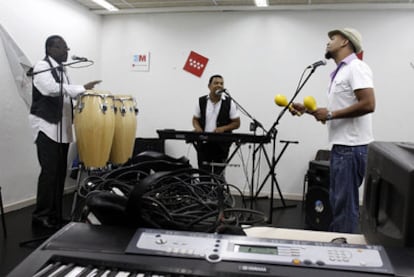 El grupo ecuatoriano de cumbias Los Ideales del Recuerdo, en su local de ensayo.