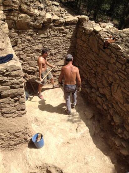 Trabajos en el interior de una de las torres de la muralla de Samalús.