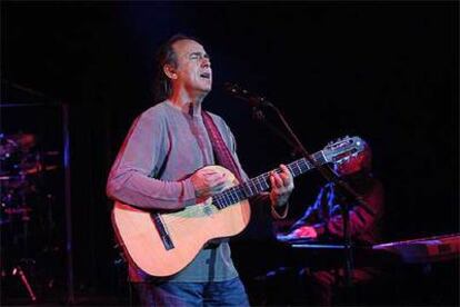 Joan Manuel Serrat, durante su actuación en Mahón, donde presentó su gira con <i>Mô.</i>