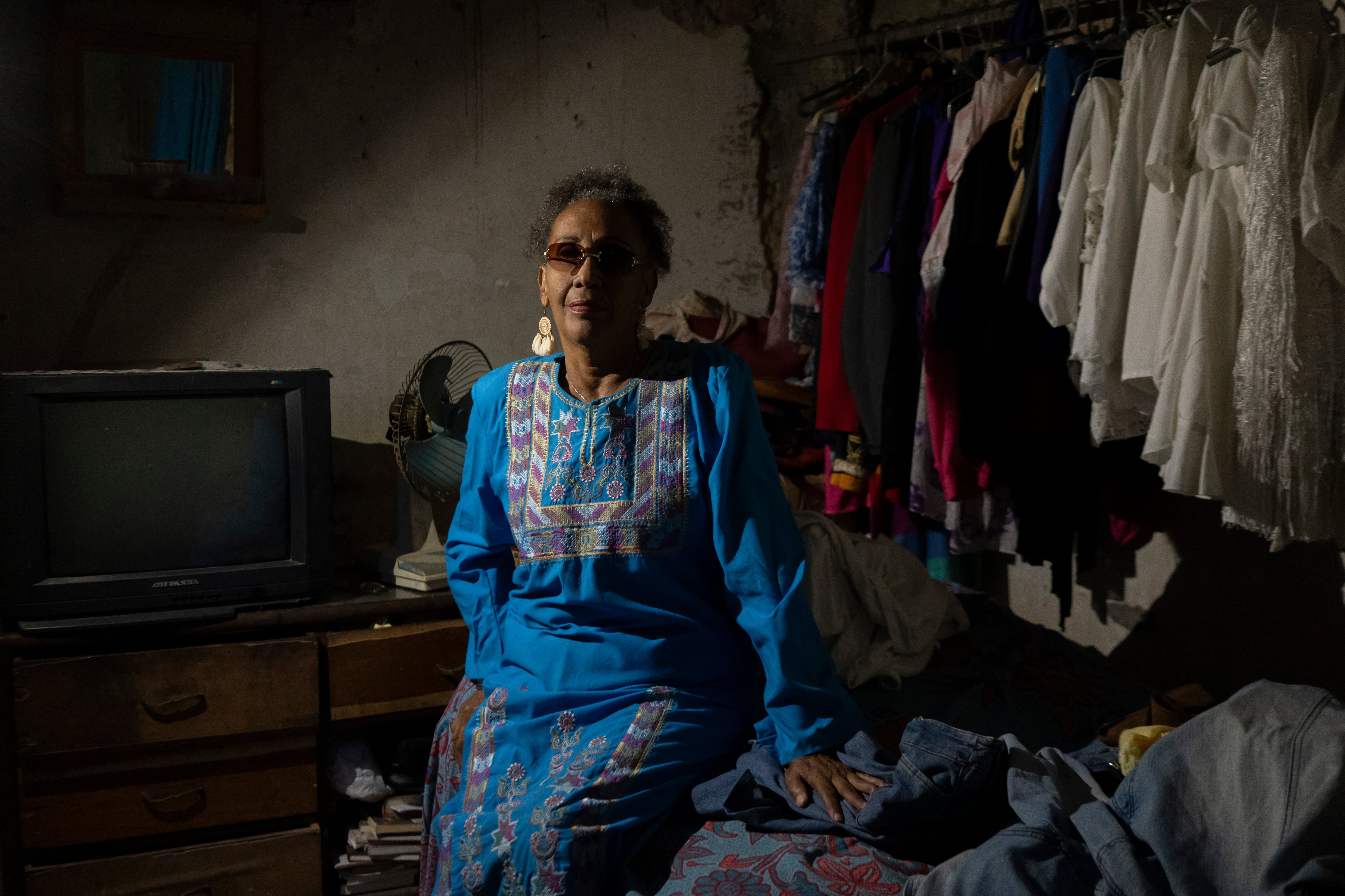 María Francil Hernández, abogada, en su casa durante un apagón.
