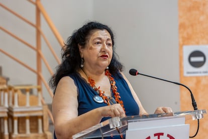 La escritora Inma Chacón, en la rueda de prensa en la que anunció la continuidad del premio Dulce Chacón, en Mérida el 19 de julio.