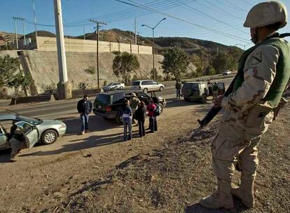 Soldados mexicanos realizan controles a vehículos en las afueras de la ciudad de Tijuana.