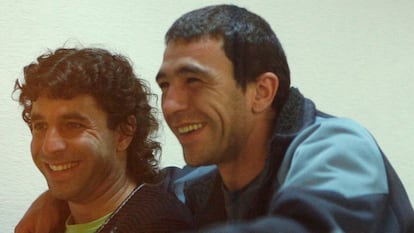 El miembro de ETA Igor González Sola, a la derecha, junto a su compañero en la banda terrorista Carmelo Laucirica Orive, en una imagen de archivo tomada en la Audiencia Nacional.