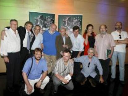 El director José Luis Cuerda (4i-de pie), posa junto a los actores que participaron en su película "Amanece que no es poco" momentos antes de la proyección especial del filme, en la Academia de Cine, en Madrid, con motivo de su vigésimo aniversario. EFE/Archivo