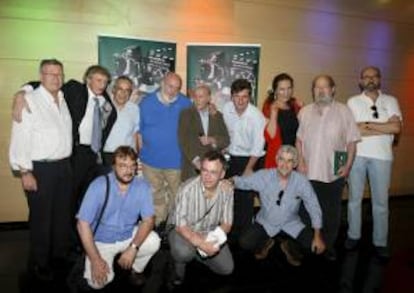 El director José Luis Cuerda (4i-de pie), posa junto a los actores que participaron en su película "Amanece que no es poco" momentos antes de la proyección especial del filme, en la Academia de Cine, en Madrid, con motivo de su vigésimo aniversario. EFE/Archivo