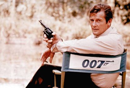 Em 1972, o ator britânico Roger Moore durante a gravação de um dos filmes em que interpretou James Bond.