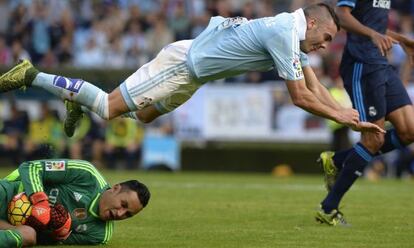 Navas atrapa un balón ante Aspas.