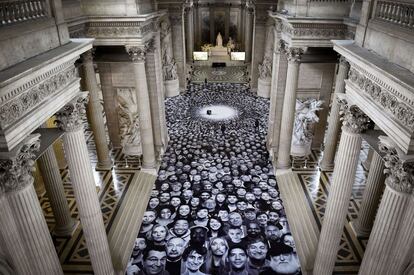 El suelo del Panteon de París cubierto con la obra del fotógrafo francés JR durante la exposición 'Au Patheon" (En el Panteón).