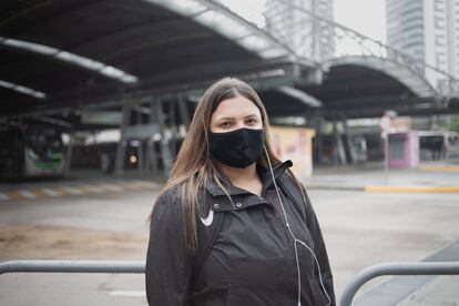 Gabriela Mourato precisar usar três transportes públicos diferentes para chegar ao banco em que trabalha. 