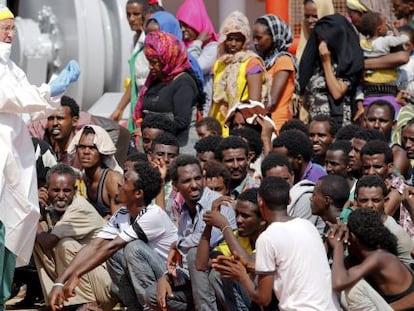 Imigrantes esperam para desembarcar no porto siciliano de Pozzallo.