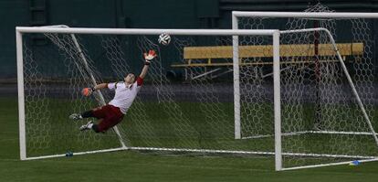 Iker Casillas se lanza a por el bal&oacute;n en Washington 