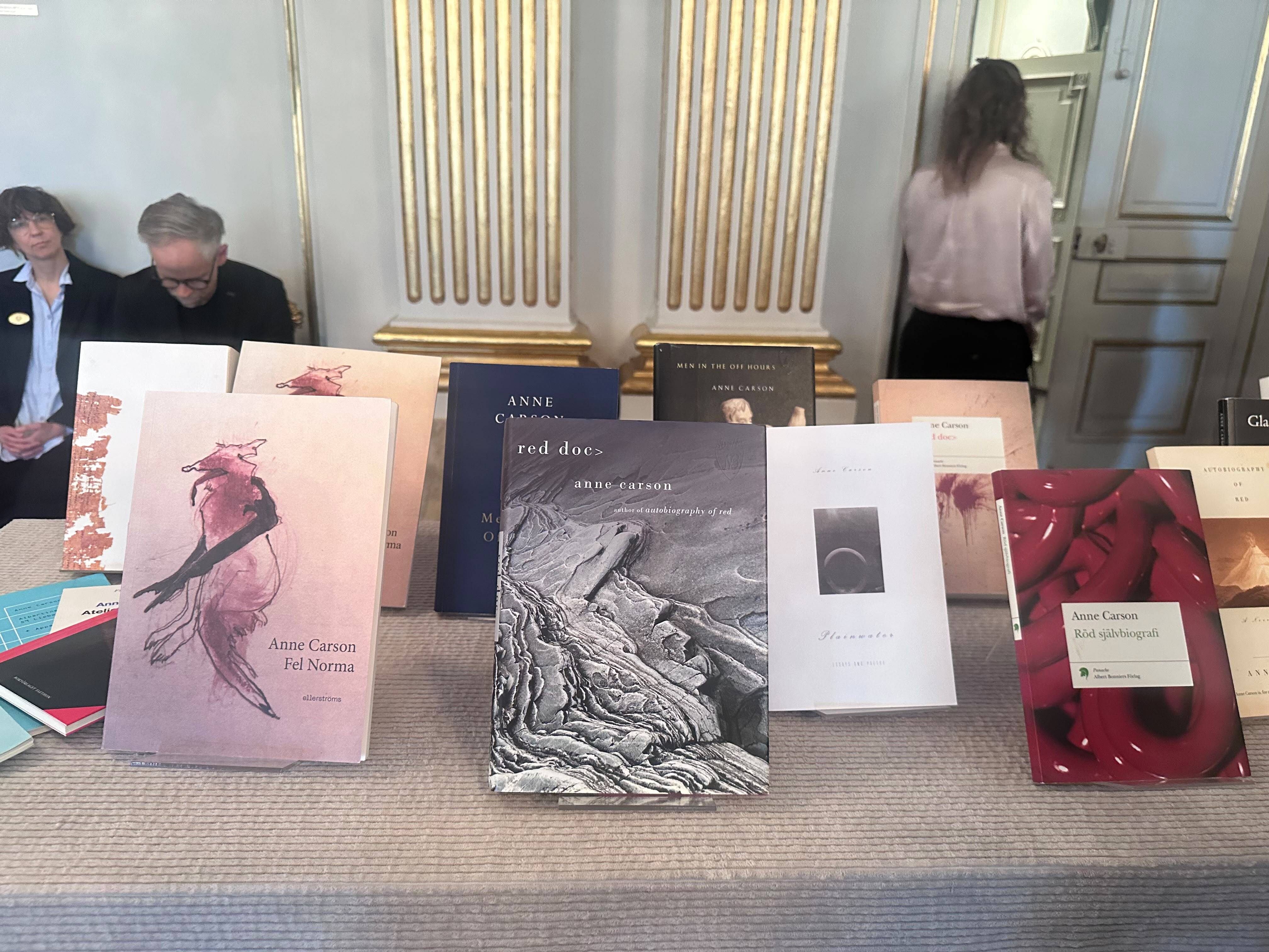 Libros de la reciente premio Nobel de Literatura, durante la conferencia de prensa en la que se anunció la galardonada, este jueves en Estocolmo (Suecia). 