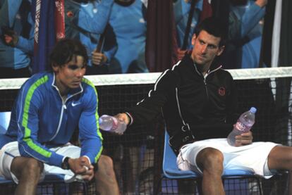 Djokovic ofrece agua a Nadal tras la final.