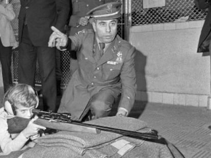 El Príncipe Felipe disparando en la Escuela Politécnica del Ejército.