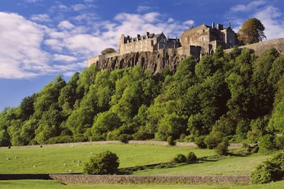 Escocia está repleta de castillos, reflejo de la historia turbulenta del país y las tensas relaciones con sus vecinos del sur. La mayoría de ellos guarda leyendas de conspiración, intriga, cautiverio y traiciones, además del fantasma de rigor. Un buen ejemplo es el de Stirling, probablemente el más emblemático, erigido sobre un peñasco volcánico y rival directo del castillo de Edimburgo. Su palacio Real se levantó entre los siglos XIV y XV, y ahora está restaurado, con estancias que son un lujoso despliegue de color donde destacan los tapices de Stirling (en realidad, copias casi exactas, pues los originales están en el MET de Nueva York).