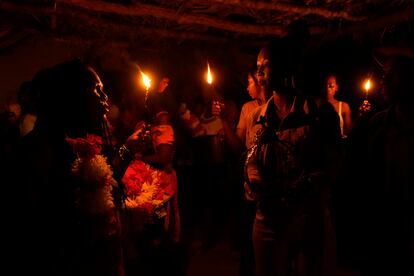 Un miembro de la comunidad kalunga se prepara para asistir a una procesión con velas durante la culminación de la semana de peregrinación y celebración de la santa patrona Nuestra Patrona de la Abadía, en la zona rural de Cavalcante, en el Estado de Goiás, el sábado 13 de agosto de 2022.