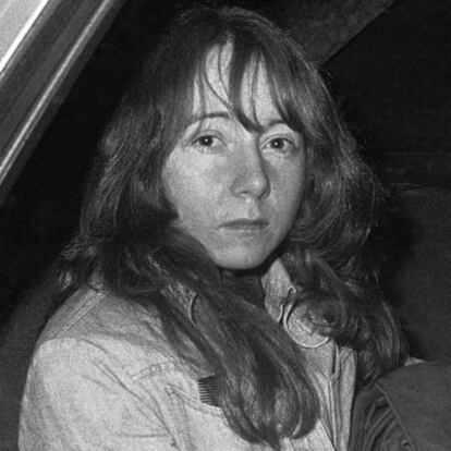 Lynette Fromme, en esta foto tomada en 1975 en un coche de la policía de California