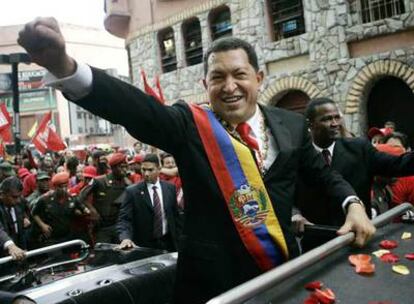 Hugo Chávez, en una foto reciente, saluda a la multitud en las proximidades del Congreso.