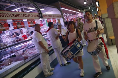 Una charanga toca dentro del Mercado de Santo Domingo en la capital Navarra, durante las fiestas en honor a San Fermín.