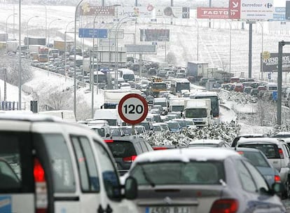 Atasco  en la autovía de Burgos, a la salida de Madrid, durante la nevada del pasado día 9.