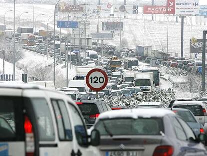Atasco  en la autovía de Burgos, a la salida de Madrid, durante la nevada del pasado día 9.