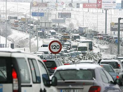 Atasco  en la autovía de Burgos, a la salida de Madrid, durante la nevada del pasado día 9.