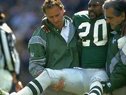 Andre Waters, cuando jugaba en la NFL, retirado por sus compañeros tras caer lesionado en un partido.