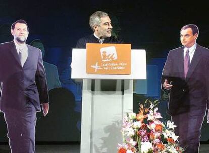 Llamazares simula un debate con imágenes de Rajoy y Zapatero durante el mitin de ayer en Murcia.