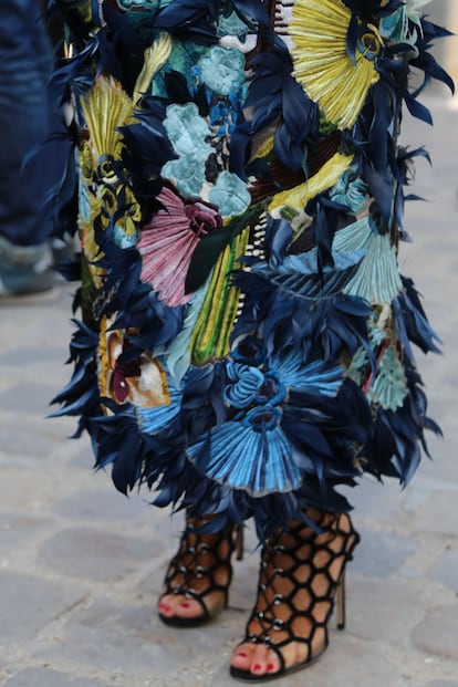 Detalle del vestido y los zapatos de Anna dello Russo.