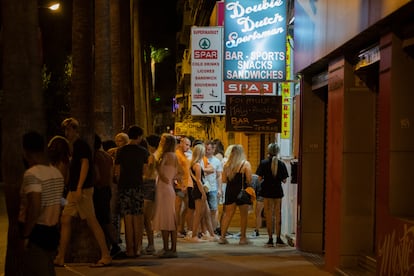 Decenas de viajes de estudios llegaron a las Baleares en el verano de 2021 ante el levantamiento de algunas restricciones de la pandemia. En la imagen, una calle de Mallorca en junio de ese año.