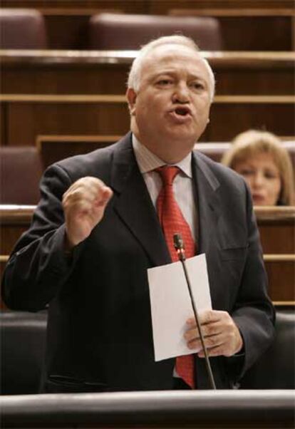 El ministro de Asuntos Exteriores, Miguel Ángel Moratinos, ayer en el pleno del Congreso.