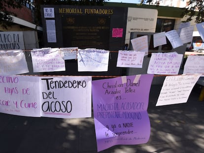 Tendederos de denuncia en una universidad para evidenciar el acoso de los profesores.