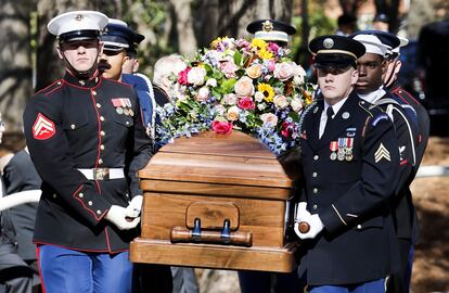 La guardia militar de honor transporta el féretro de Rosalynn Carter del Museo y Biblioteca Presidencial Jimmy Carter a la iglesia en la que se celebró el servicio funerario, este martes en Atlanta.