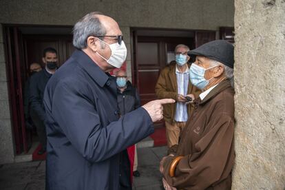 Gabilondo conversa con un hombre presente en su alocución a un grupo de simpatizantes en Alcalá de Henares.