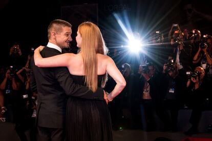 Jeremy Renner y Amy Adams posan para los fotgrafos durante la presentacin de la pelcula  'Arrival' en el festival dirigida por el canadiense Denis Villeneuve, que compite por el Len de Oro de Venecia.