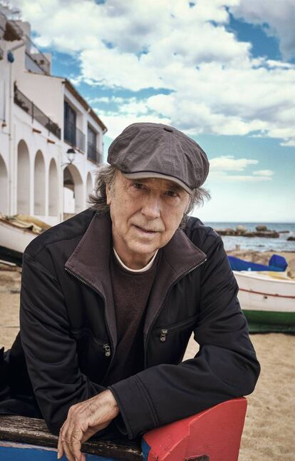 Serrat, a la mateixa platja, al costat de l'apartament on va compondre part del disc 'Mediterráneo'.