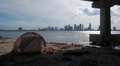 La vivienda de uno de los agresores sexuales, en la arena, con la ciudad de Miami y su centro financiero de fondo.